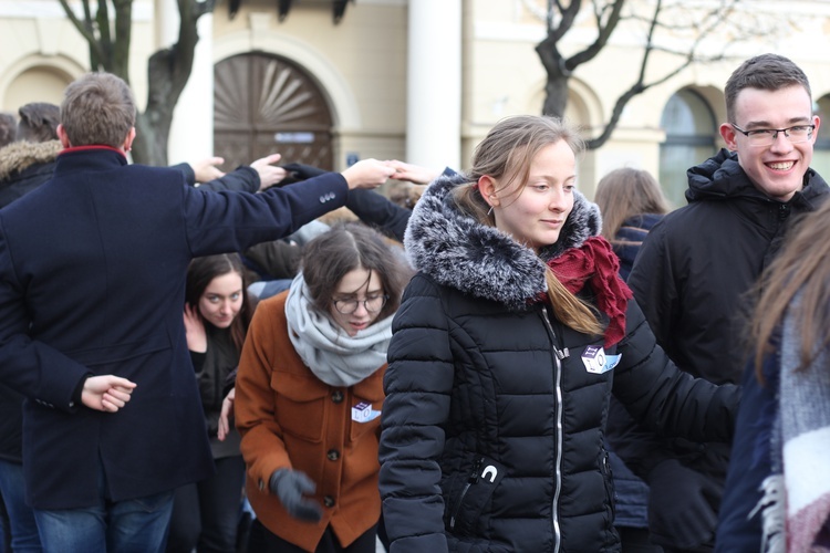 Polonez maturzystów na łowickim rynku