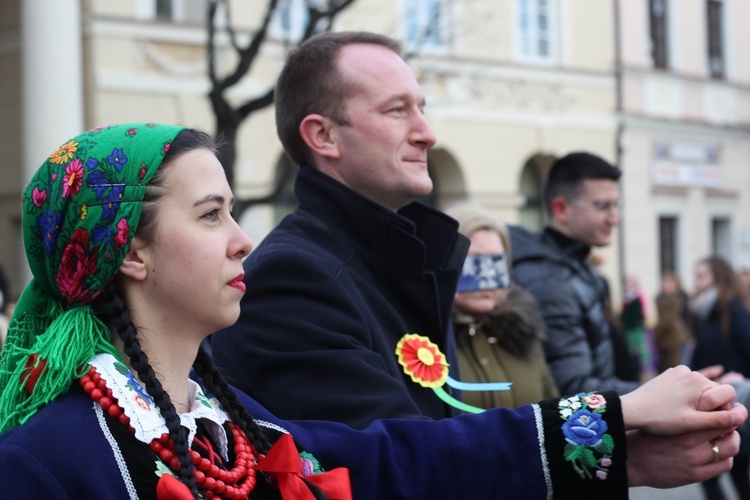 Polonez maturzystów na łowickim rynku