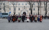 Polonez maturzystów na łowickim rynku