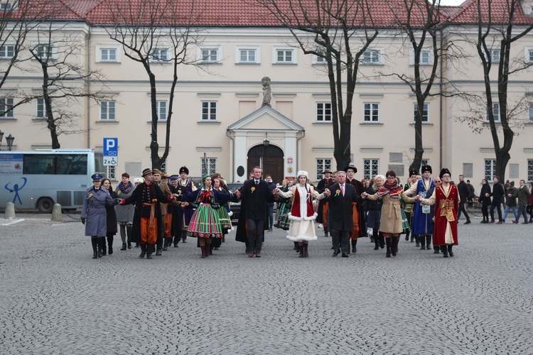 Polonez maturzystów na łowickim rynku