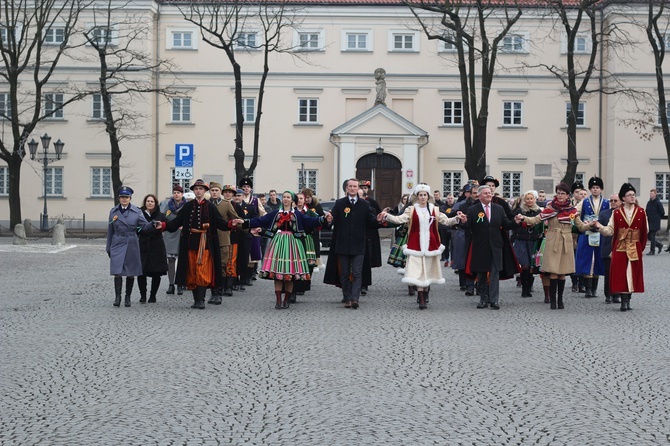 Polonez maturzystów na łowickim rynku