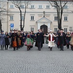 Polonez maturzystów na łowickim rynku