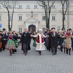 Polonez maturzystów na łowickim rynku