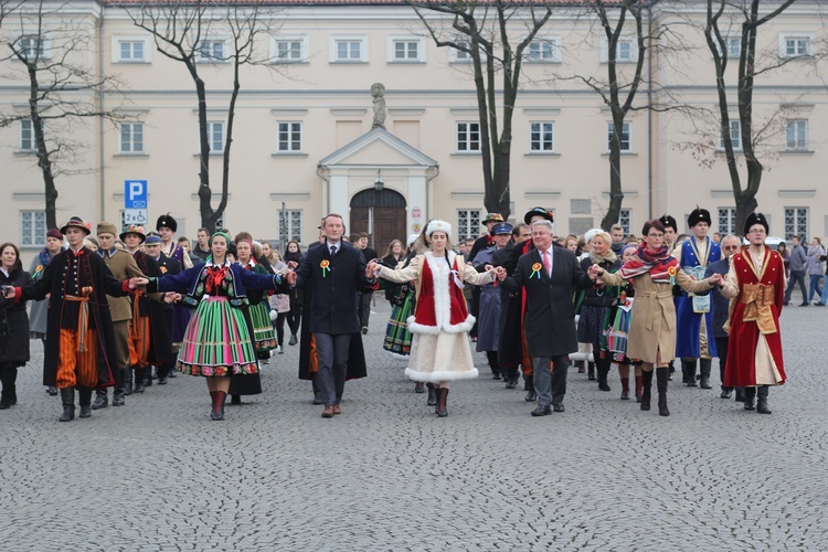 Polonez maturzystów na łowickim rynku