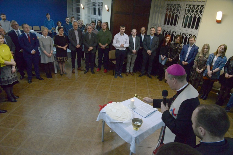 Po Mszy św. uczestnicy łamali się opłatkiem i składali sobie życzenia. Spotkaniu przewodniczył bp Piotr Turzyński.