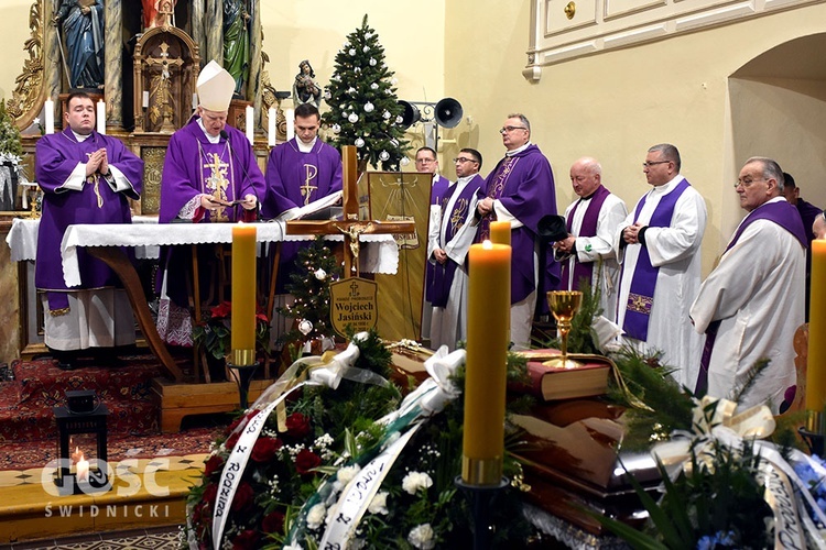 Starczów pożegnał ks. Wojciecha Jasińskiego, proboszcza.