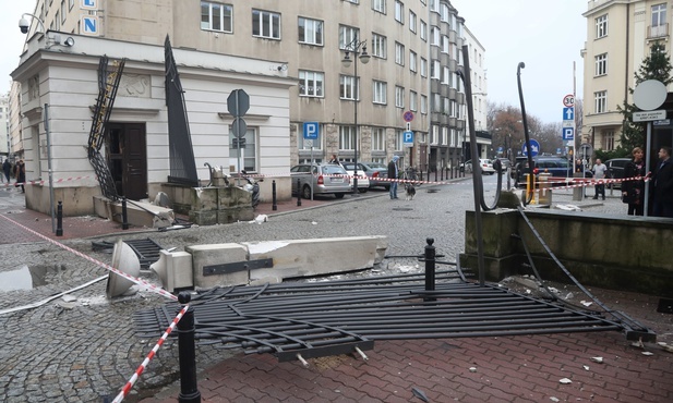 Samochód ciężarowy wjechał w bramę wjazdową do Kancelarii Prezydenta RP