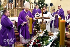 Biskup Ignacy przewodniczył Mszy św. i obrzędom pogrzebowym w Starczowie.