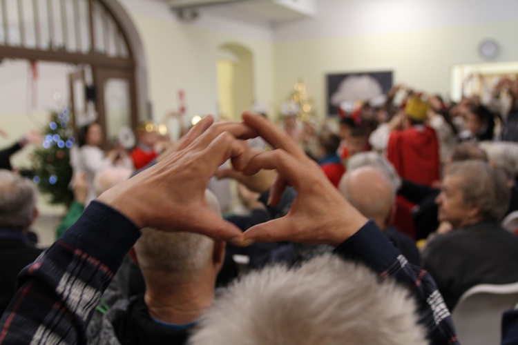 Jasełka, kolędy i szermierka łączą pokolenia