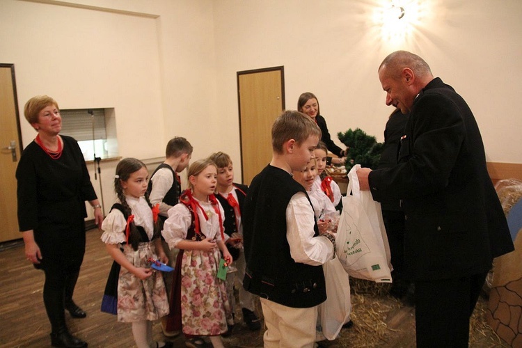 Dzieci z Kamienicy dla bielskich strażaków ochotników