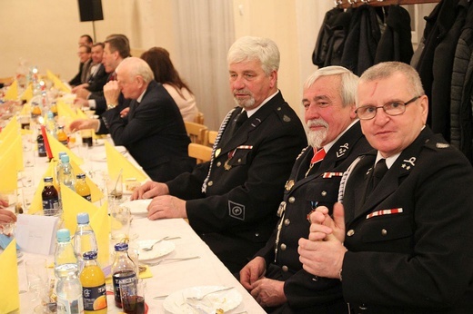 Dzieci z Kamienicy dla bielskich strażaków ochotników