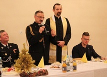 Kapelani strażaków - z lewej ks. Adam Glajcar z Kościoła ewangelicko-augsburskiego i ks. Tomasz Wojtyła z parafii w Kamienicy.
