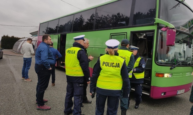 Śląskie. Pierwszy dzień ferii zimowych. Policja kontroluje autokary