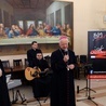 Na zaproszenie ks. Jacka Kucharskiego (z lewej) z bp. Adamem Odzimkiem w spotkaniu wziął udział zespół księży Jak Najbardziej.