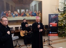 Na zaproszenie ks. Jacka Kucharskiego (z lewej) z bp. Adamem Odzimkiem w spotkaniu wziął udział zespół księży Jak Najbardziej.