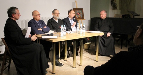 Debata odbyła się w kościele duszpasterstwa środowisk twórczych na pl. Teatralnym