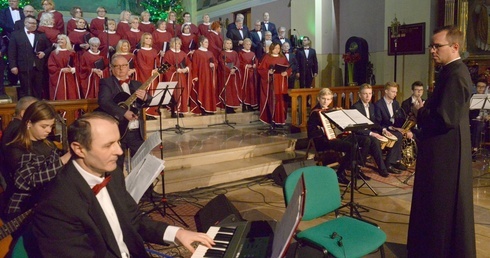 Nad całością koncertu czuwał ks. Sebastian Osiński (z prawej).