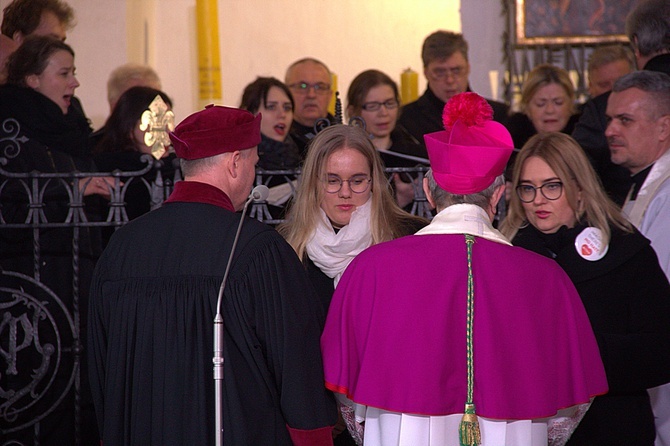 Wieczorna modlitwa w rocznicę śmierci Pawła Adamowicza