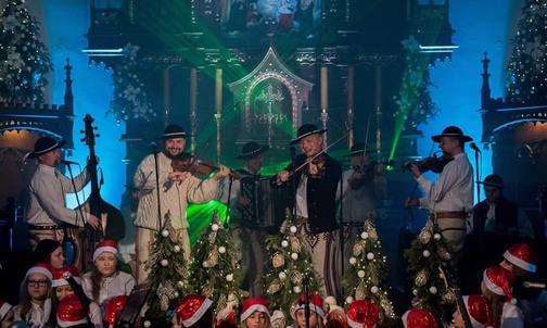 Bobowa. Ze Skrzydłami Wiary i Ciupagą