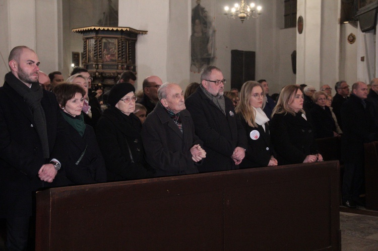 We Mszy św. uczestniczyli członkowie najbliższej rodziny zmarłego prezydenta.