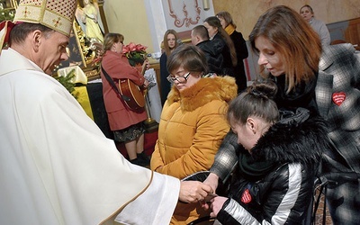 ▲	Na niedzielnym spotkaniu opłatkowym z bp. Adamem dzieci i młodzież przygotowały procesję z darami.