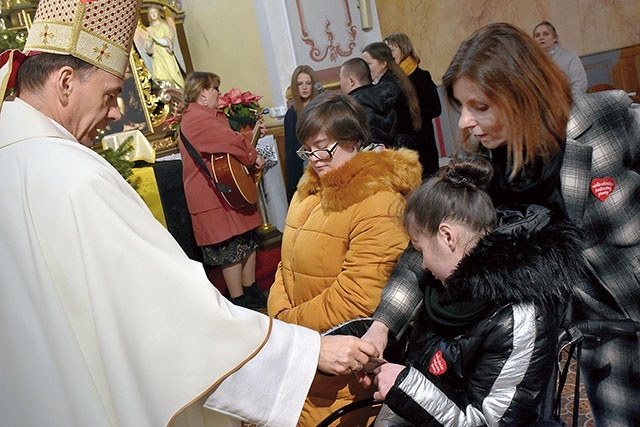 ▲	Na niedzielnym spotkaniu opłatkowym z bp. Adamem dzieci i młodzież przygotowały procesję z darami.