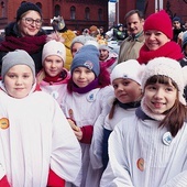 ▲	Korowodom towarzyszyły dzieci przebrane m.in. za aniołki.