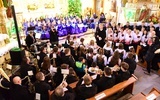 Kościół wypełnił się śpiewakami i muzykami.