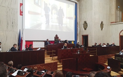 Na sesji obecni byli przedstawiciele kurii bielsko-żywieckiej i zgromadzenia paulinów.