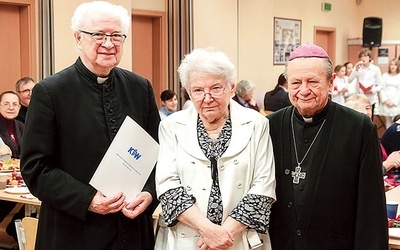 Od lewej: ks. infułat Konrad Kołodziej,  Wanda Kolasa i biskup senior Gerard Kusz.