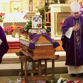 Zmarły duchowny spoczął na cmentarzu w rodzinnej parafii.