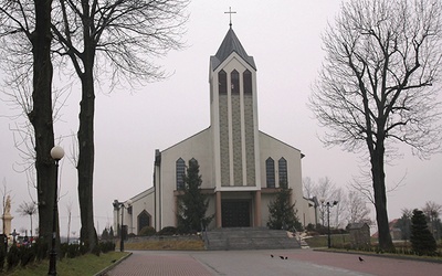 Kościół św. Marcina – następca drewnianej świątyni,  którą ogień doszczętnie strawił 26 stycznia 1993 r.