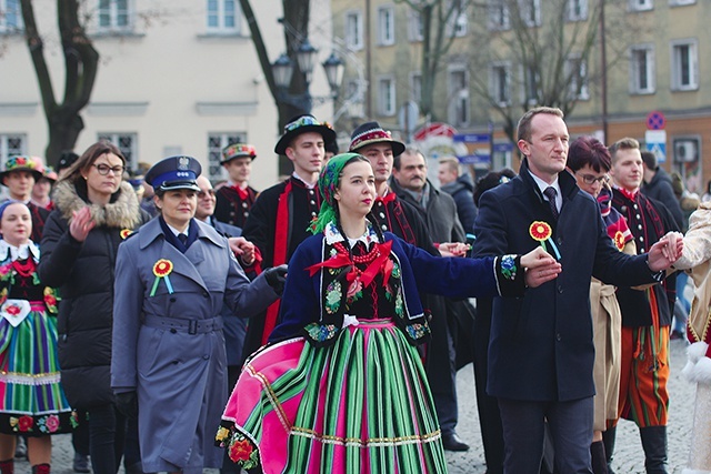 ▼	Niektórzy uczniowie założyli stroje ludowe.