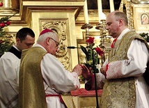 Celebrans przekazał kapłanowi pierścień  oraz dystynktorium.