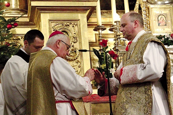 Celebrans przekazał kapłanowi pierścień  oraz dystynktorium.