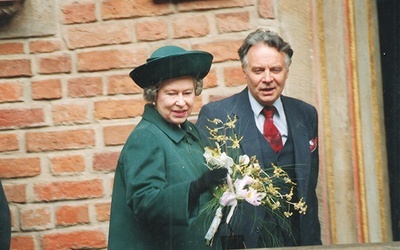 W 1996 r. profesor oprowadzał królową Elżbietę II po swojej placówce. Jej poprzednikowi – królowi Jerzemu V – służył W.R. Rumann, ojciec chrzestny profesora, gubernator jednej z kolonii na Czarnym Lądzie.