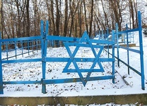 ▲	W lesie Buczyna w Zbylitowskiej Górze k. Tarnowa Niemcy zabili ponad 6 tys. Żydów i blisko 2 tys. Polaków.