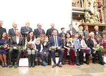 Wspólne zdjęcie kapituły i laureatów tegorocznej edycji nagrody.
