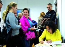 Autorka podczas promocji swojej najnowszej książki w Miejskiej Bibliotece Publicznej w Tarnobrzegu.