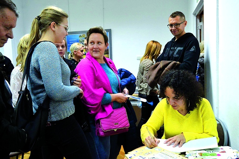 Autorka podczas promocji swojej najnowszej książki w Miejskiej Bibliotece Publicznej w Tarnobrzegu.