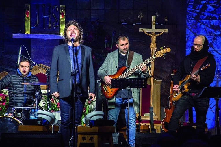 Występ wokalisty w kościele na Serbinowie.