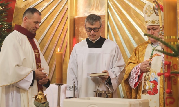 Poświęcenie nowej chrzcielnicy w prezbiterium miliardowickiej świątyni.
