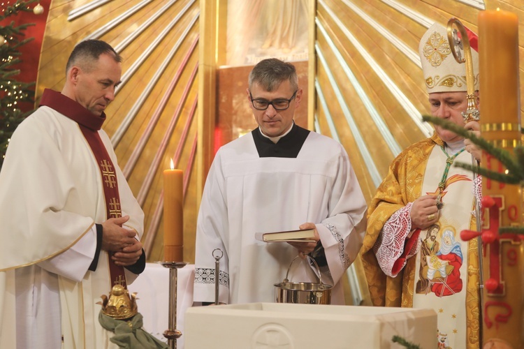 Poświęcenie nowej chrzcielnicy w prezbiterium miliardowickiej świątyni.