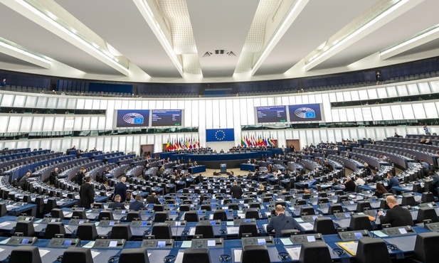 Europarlament chce zwiększenia presji na Polskę i Węgry w sprawie praworządności