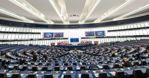 Europarlament chce zwiększenia presji na Polskę i Węgry w sprawie praworządności