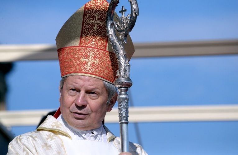 Ordynariusz radomski bp Henryk Tomasik.