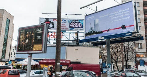 Od lat stolicę szpeci zalew reklam.