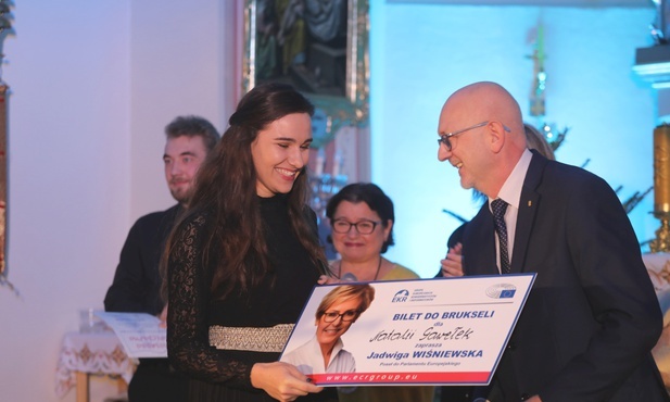 Za najpiękniej zaśpiewaną polską kolędę nagrodę otrzymała Natalia Gawełek z Zabrzega