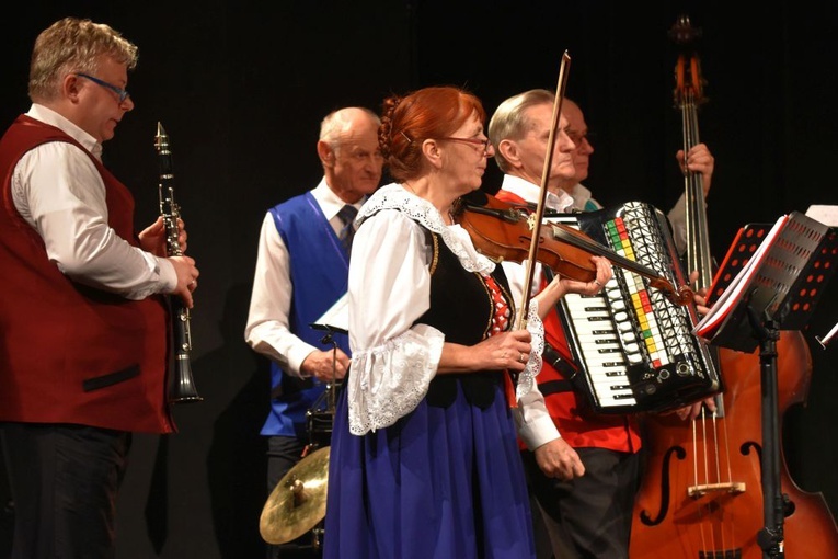 Zespół Ale Babki i kapela GOKSiR Świdnica