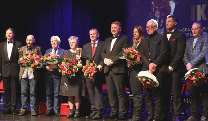 Wraz z nominowanymi i lauratami "Ikarów" 2019 na scenie stanęli też nagrodzeni w kategorii "dobrodzieje kultury" sponsorzy imprez kulturalnych.